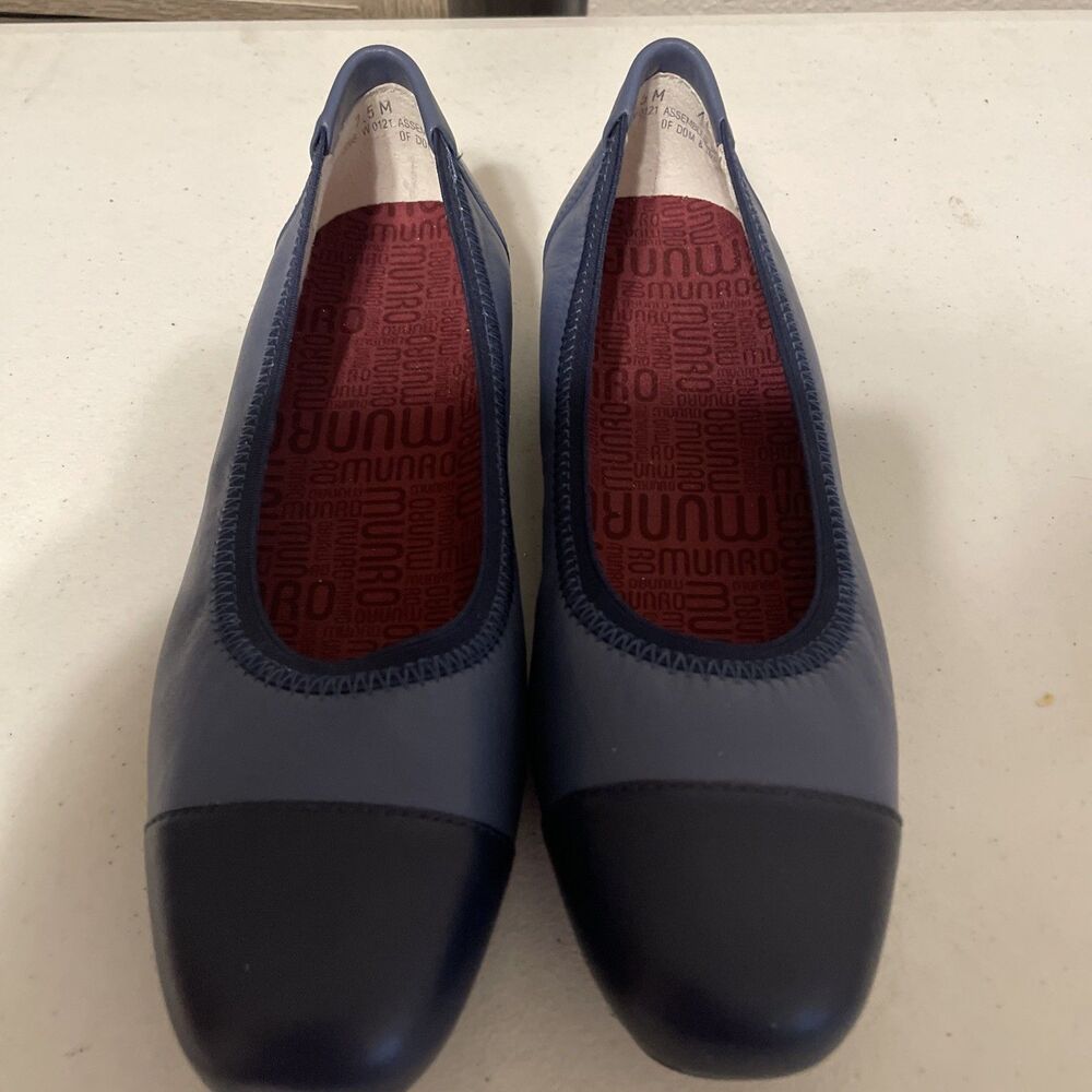 MUNRO Navy blue 7.5 M Navy Cap Toe Flats Shoes EUC